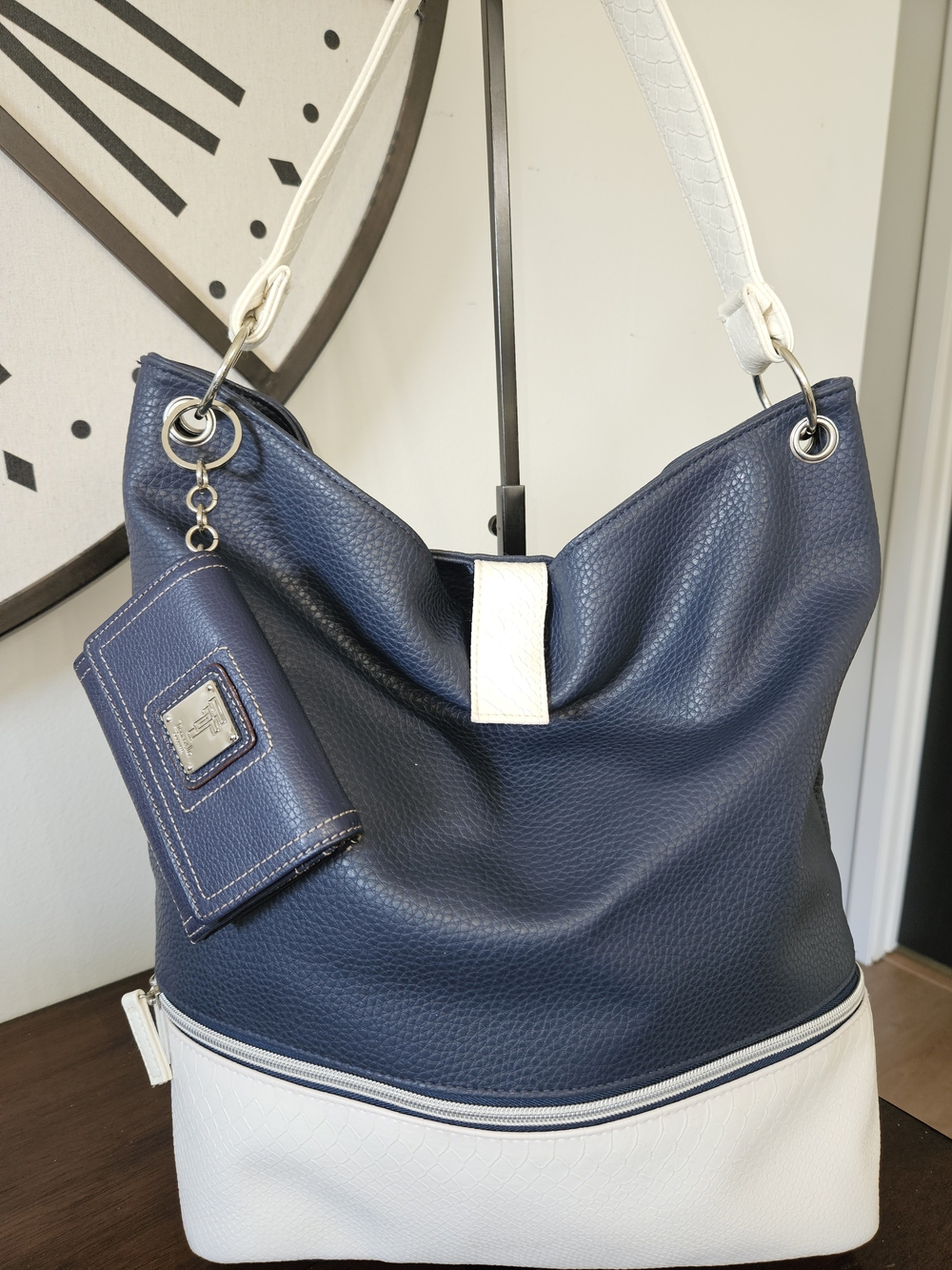 Source Unknown Navy and White Leather Shoulder Bag